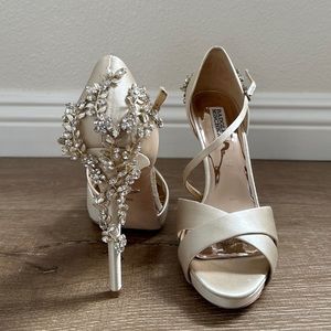 Badgley Mischka Champagne Embellished Open Toe Platform Sandal